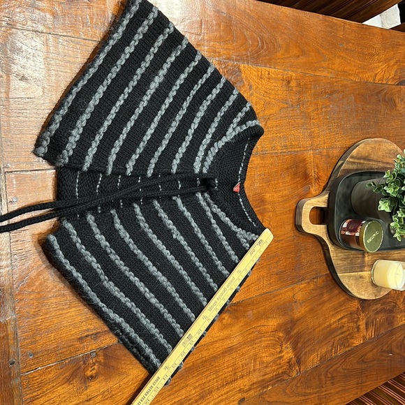 Minete Wool Capelet - Picture 9 of 9